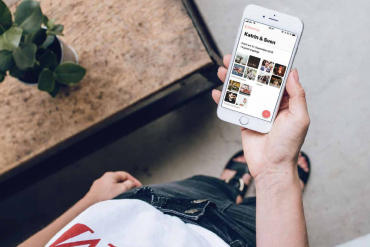 Person, die ein Smartphone mit Fotos in der Hand hält