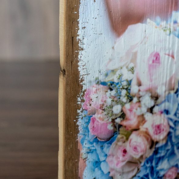 Detailaufnahme Druck mit Blumen auf Holz