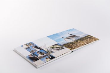 flach aufgeklapptes Hochzeitsalbum