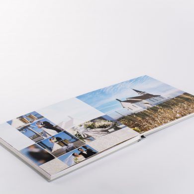 flach aufgeklapptes Hochzeitsalbum