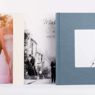 drei verschiedene Alben nebeneinander aufgestellt