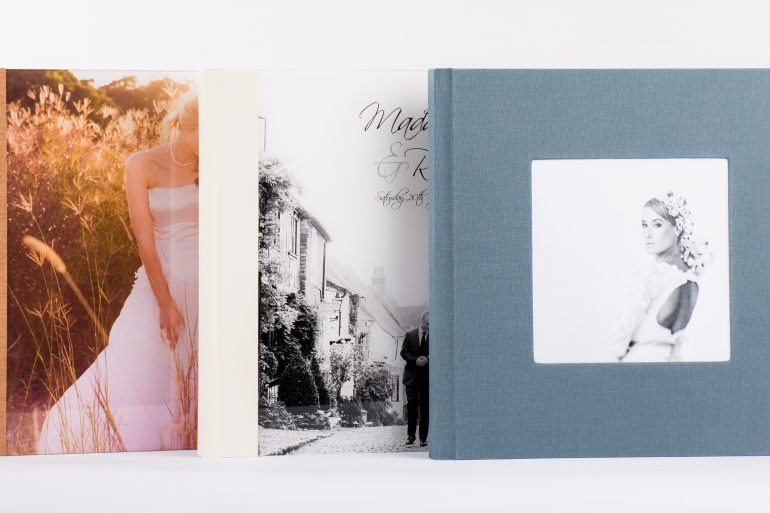 drei verschiedene Alben nebeneinander aufgestellt