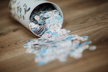 Dose mit herausfallendem Konfetti