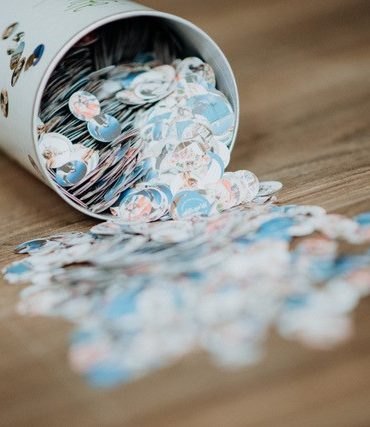 Dose mit herausfallendem Konfetti