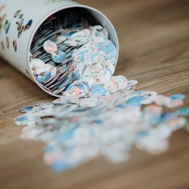 Dose mit herausfallendem Konfetti