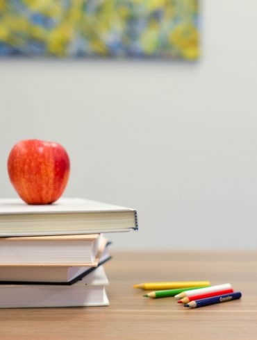 Bücher, Apfel, Buchstaben, Stifte