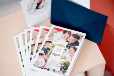 Anzahl gleicher Karten auf einem Tisch ausgebreitet