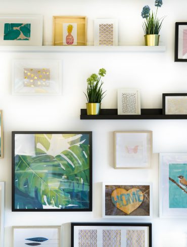 Wand voller unterschiedlicher Bilderrahmen