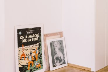 drei Bilder an eine Wand gelehnt