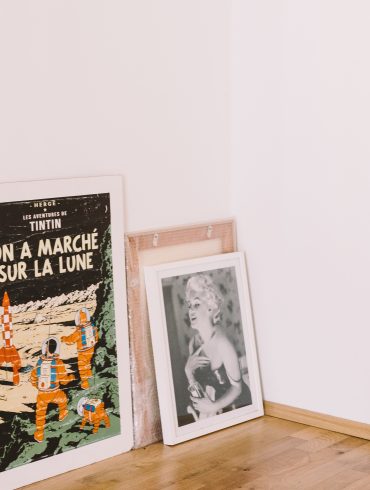 drei Bilder an eine Wand gelehnt