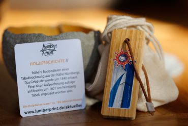 Schlüsselanhänger, Beutel und Herkunftsbeschreibung