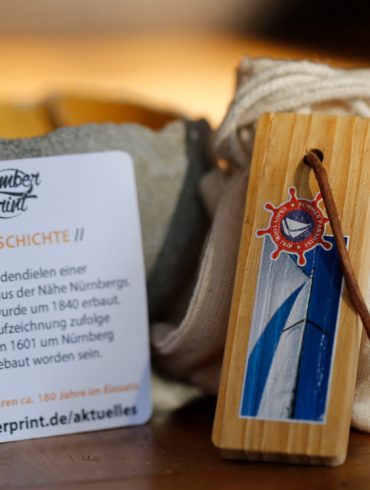 Schlüsselanhänger, Beutel und Herkunftsbeschreibung