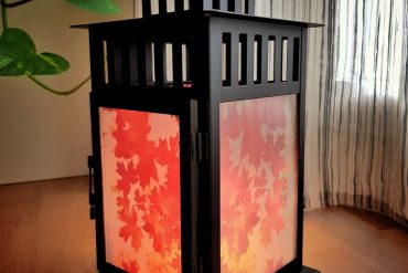 leuchtende Laterne auf einem Holzfussboden