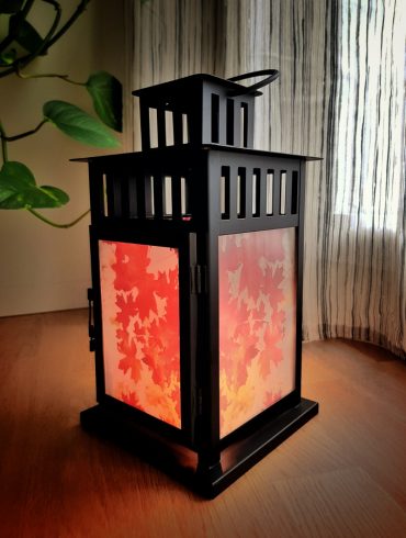 leuchtende Laterne auf einem Holzfussboden