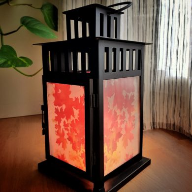 leuchtende Laterne auf einem Holzfussboden