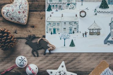 Adventskalender und Adventsdekoration auf Holztisch