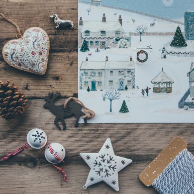 Adventskalender und Adventsdekoration auf Holztisch