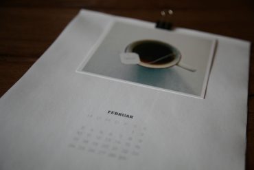 Detailaufnahme Kalenderblatt Februar mit Foto von Teetasse