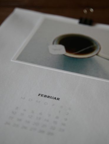 Detailaufnahme Kalenderblatt Februar mit Foto von Teetasse
