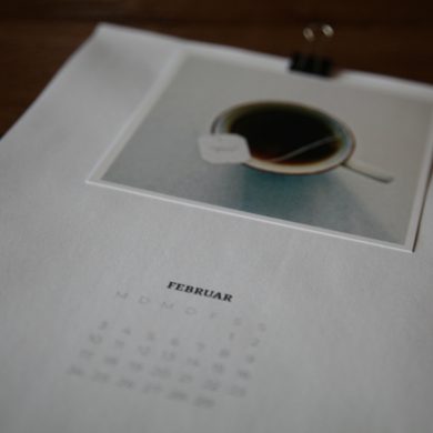Detailaufnahme Kalenderblatt Februar mit Foto von Teetasse