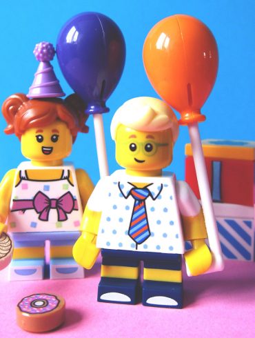 zwei Legomännchen mit Luftballons und Geschenken