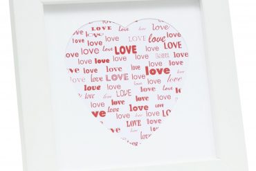 quadratischer weisser Rahmen mit Herz-Passepartout