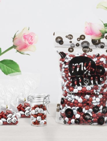 Tüte mit personalisierten M&Ms und Vasen mit Rosen