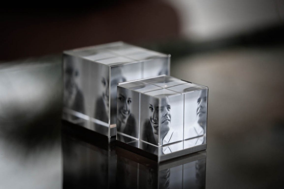 zwei Fotowürfel aus Glas in klein und gross, mit verschiedenen Bildern im Inneren