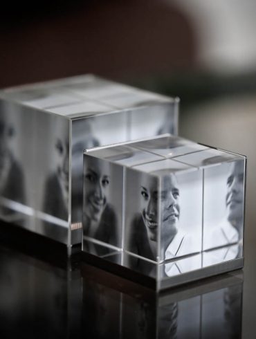 zwei Fotowürfel aus Glas in klein und gross, mit verschiedenen Bildern im Inneren