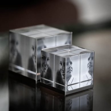 zwei Fotowürfel aus Glas in klein und gross, mit verschiedenen Bildern im Inneren