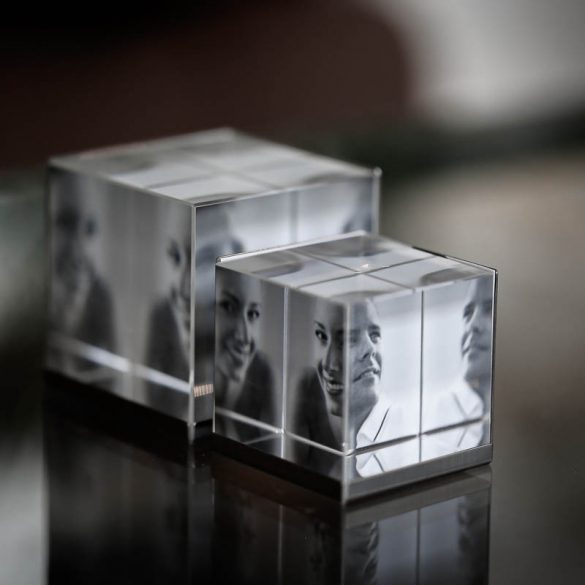 zwei Fotowürfel aus Glas in klein und gross, mit verschiedenen Bildern im Inneren