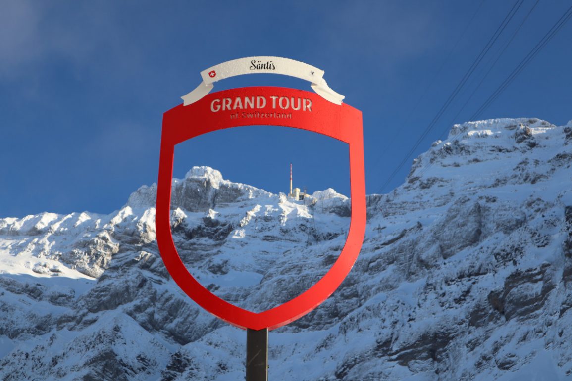 der Säntis-Gipfel durch das Symbol der Grand Tour of Switzerland