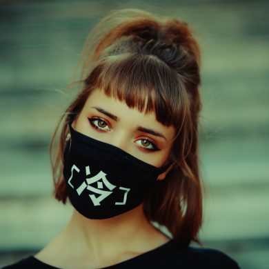 Frau mit einer bedruckten Gesichtsmaske