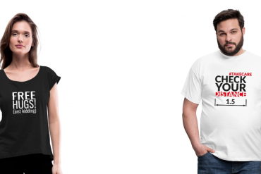 eine Frau und ein Mann mit bedruckten Shirts zu Corona-Verhaltensregeln