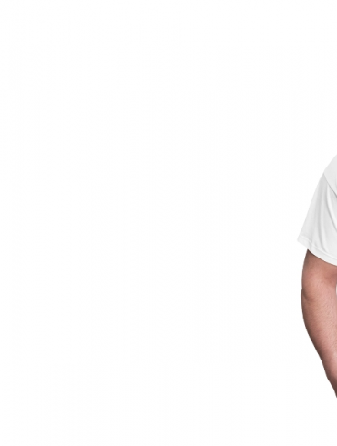 eine Frau und ein Mann mit bedruckten Shirts zu Corona-Verhaltensregeln