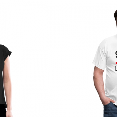 eine Frau und ein Mann mit bedruckten Shirts zu Corona-Verhaltensregeln