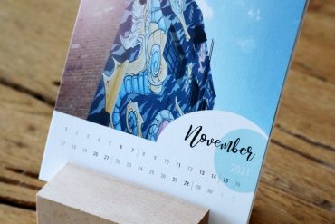 Kalender mit Holzaufsteller seitwärts