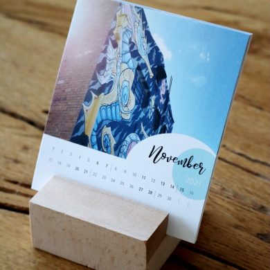 Kalender mit Holzaufsteller seitwärts