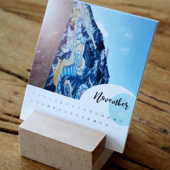 Kalender mit Holzaufsteller seitwärts