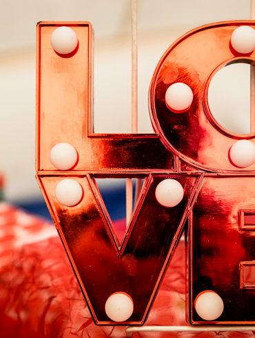 LOVE-Schriftzug in Rot