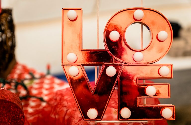 LOVE-Schriftzug in Rot